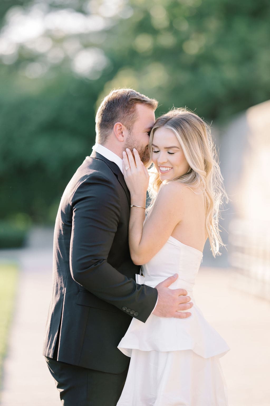 kansas city engagement photo at the nelson atkins museum of art